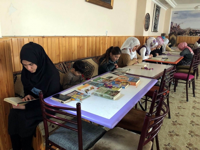 Bu köyde 7'den 77'ye herkes kitap okuyor